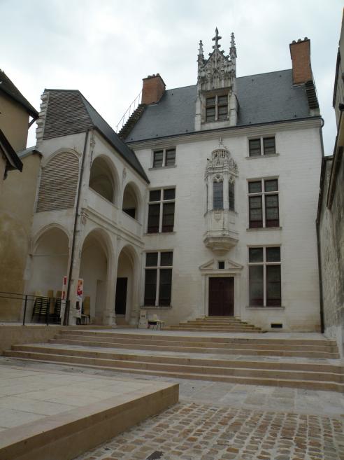  Hôtel Juvénal des Ursins, rue Champeau 